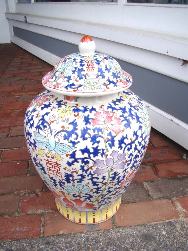 A beautiful large Chinese covered jar, 20th century — image 2